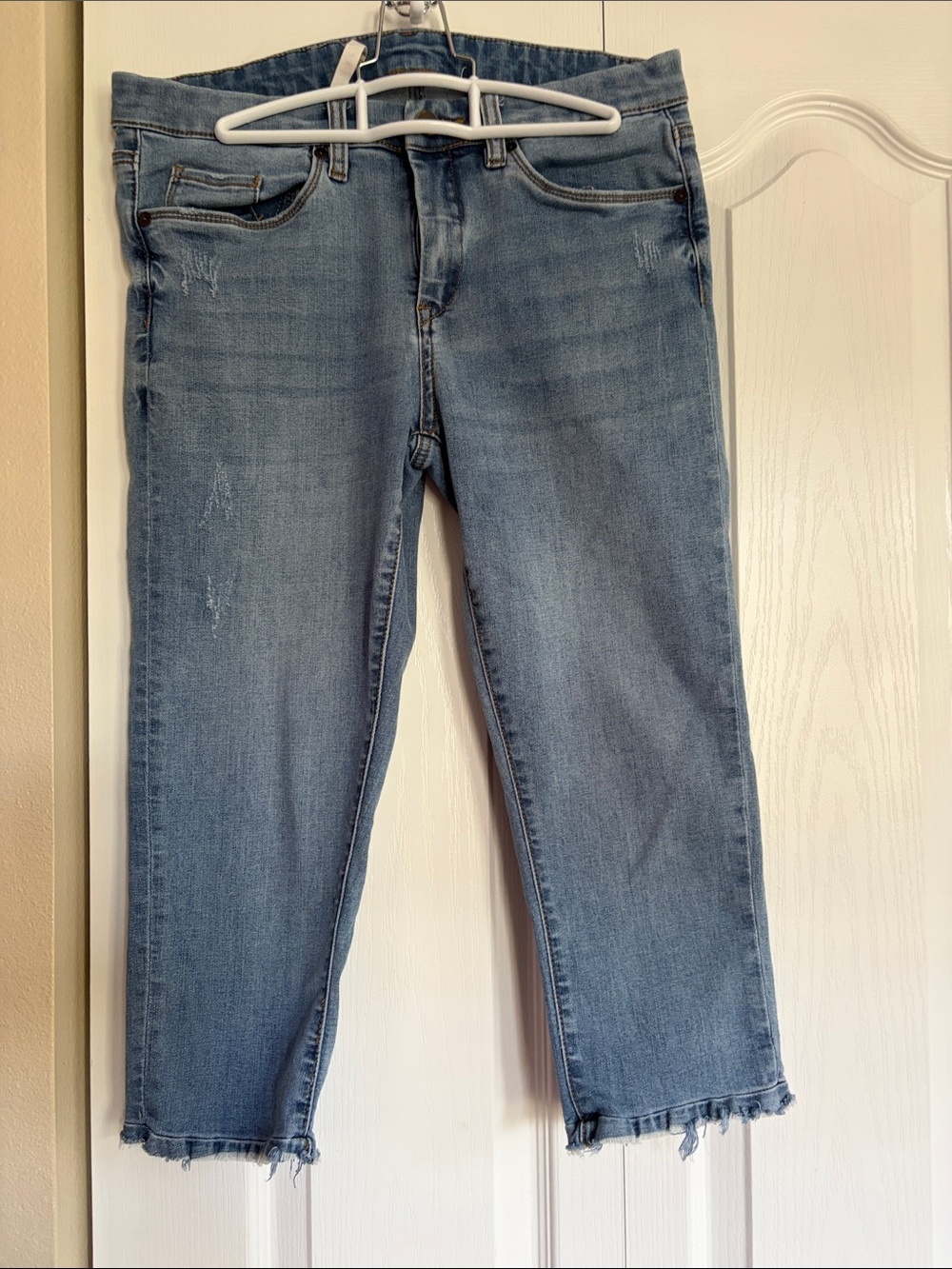 Chelsea & Violet Light Blue Frayed-Hem Cropped Jeans